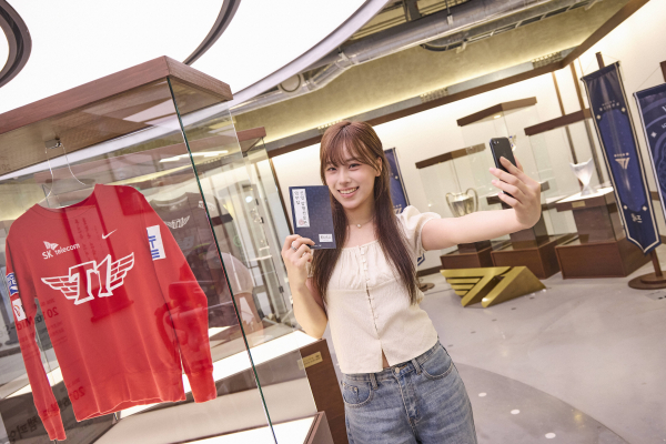 "페이커 유니폼에 우승 트로피까지"…SKT-T1 전시 열었다